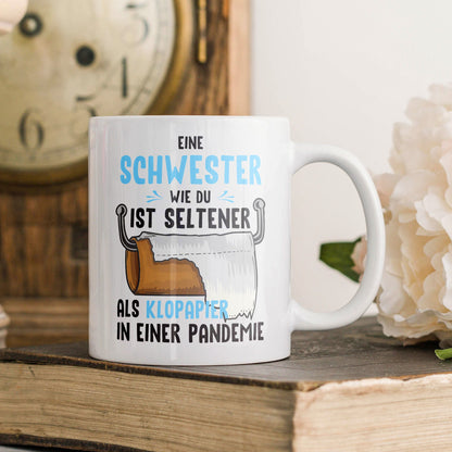 22Feels® Schwester Geschenk - Tasse mit Spruch: Seltener Als Klopapier (Weiss, 320ml)-Weisse Tasse 320ml-22Feels