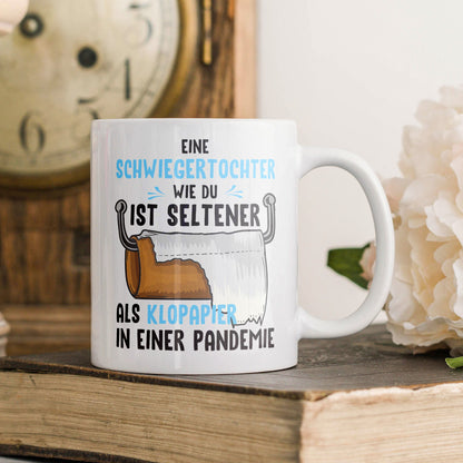 22Feels® Schwiegertochter Geschenk - Tasse mit Spruch: Seltener Als Klopapier (Weiss, 320ml)-Weisse Tasse 320ml-22Feels