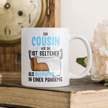 22Feels® Geschenk für Cousin - Tasse mit Spruch: Seltener Als Klopapier (Weiss, 320ml)-Weisse Tasse 320ml-22Feels