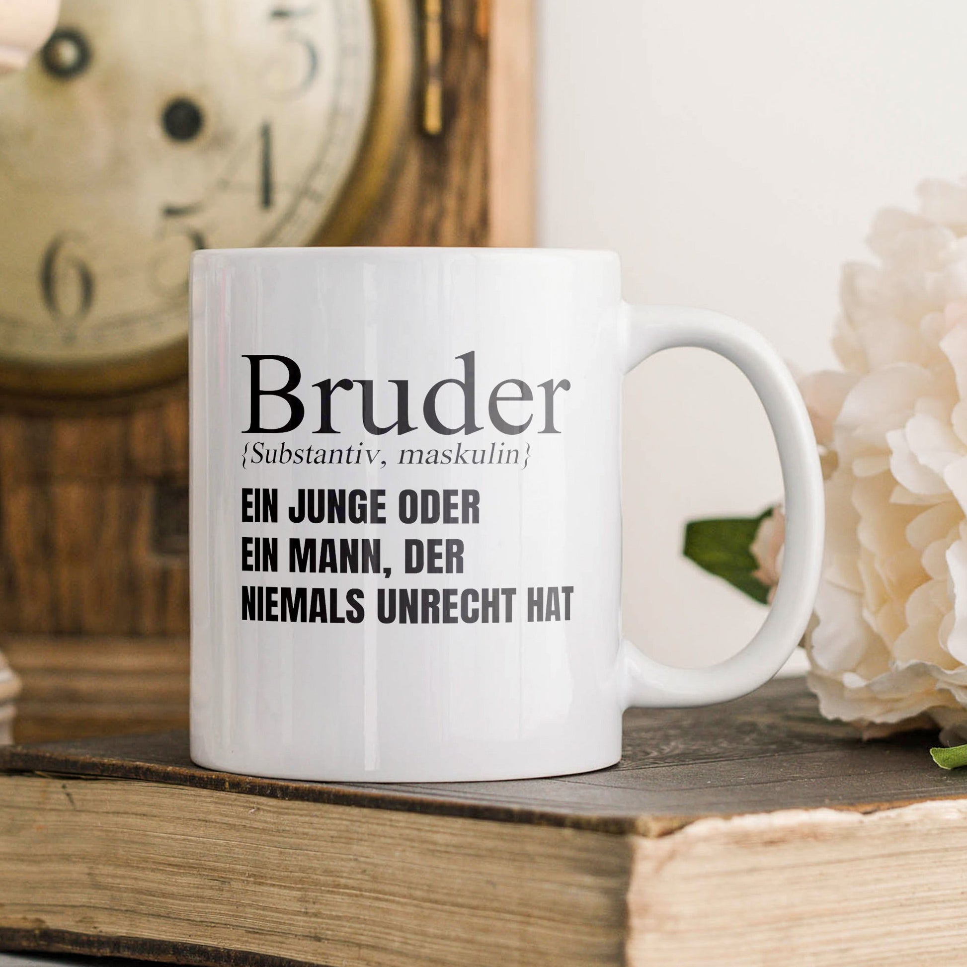 22Feels® Bruder Geschenk - Tasse mit Spruch: Definition - Ein Junge oder Mann, der niemals unrecht hat (Weiss, 320ml)-Weisse Tasse 320ml-22Feels