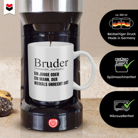 22Feels® Bruder Geschenk - Tasse mit Spruch: Definition - Ein Junge oder Mann, der niemals unrecht hat (Weiss, 320ml)-Weisse Tasse 320ml-22Feels