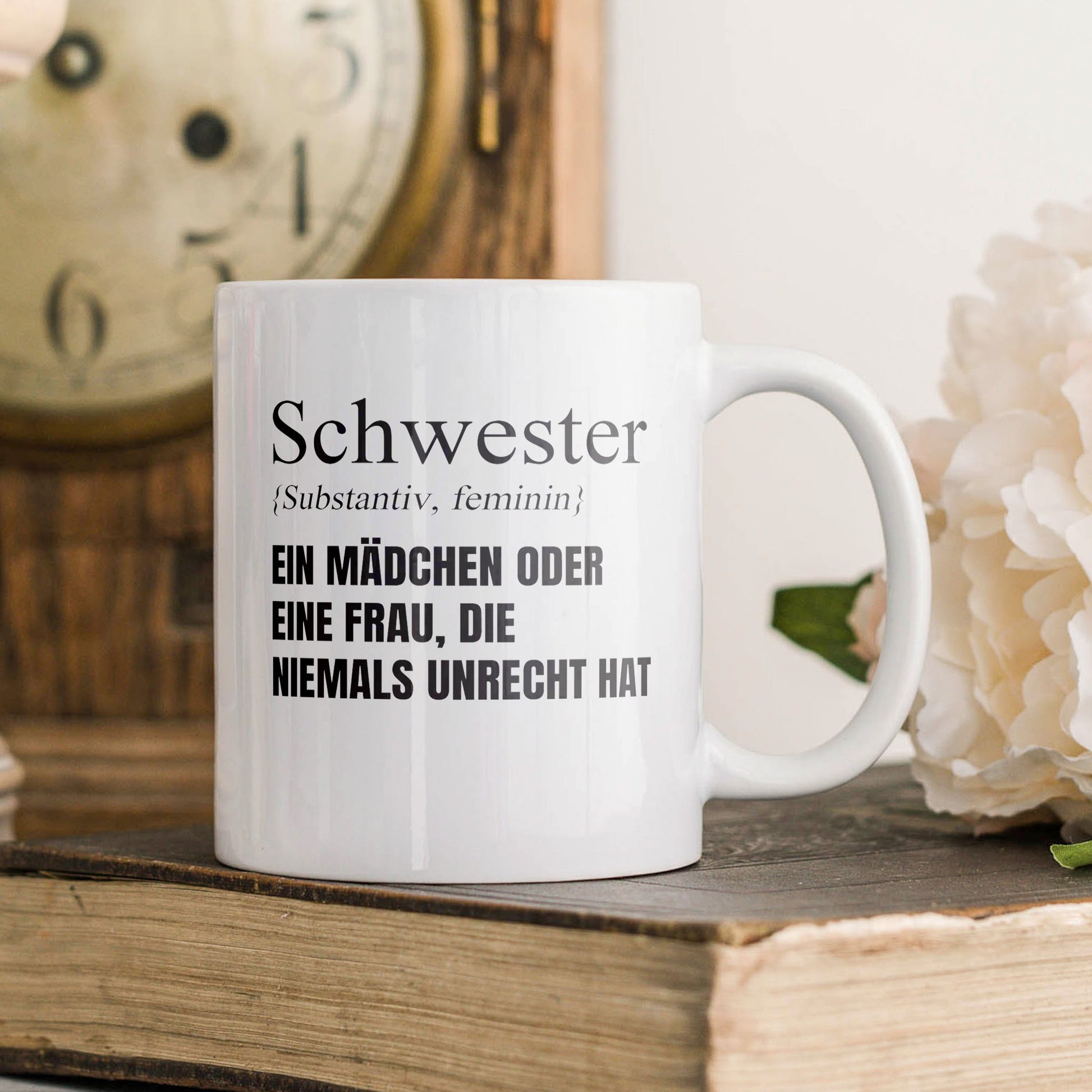 22Feels® Schwester Geschenk - Tasse mit Spruch: Definition - Ein Mädchen oder eine Frau, die niemals unrecht hat (Weiss, 320ml)-Weisse Tasse 320ml-22Feels