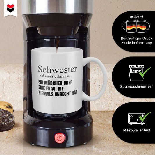 22Feels® Schwester Geschenk - Tasse mit Spruch: Definition - Ein Mädchen oder eine Frau, die niemals unrecht hat (Weiss, 320ml)-Weisse Tasse 320ml-22Feels