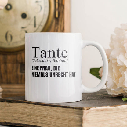 22Feels® Tante Geschenk - Tasse mit Spruch: Definition - Eine Frau, die niemals unrecht hat (Weiss, 320ml)-Weisse Tasse 320ml-22Feels