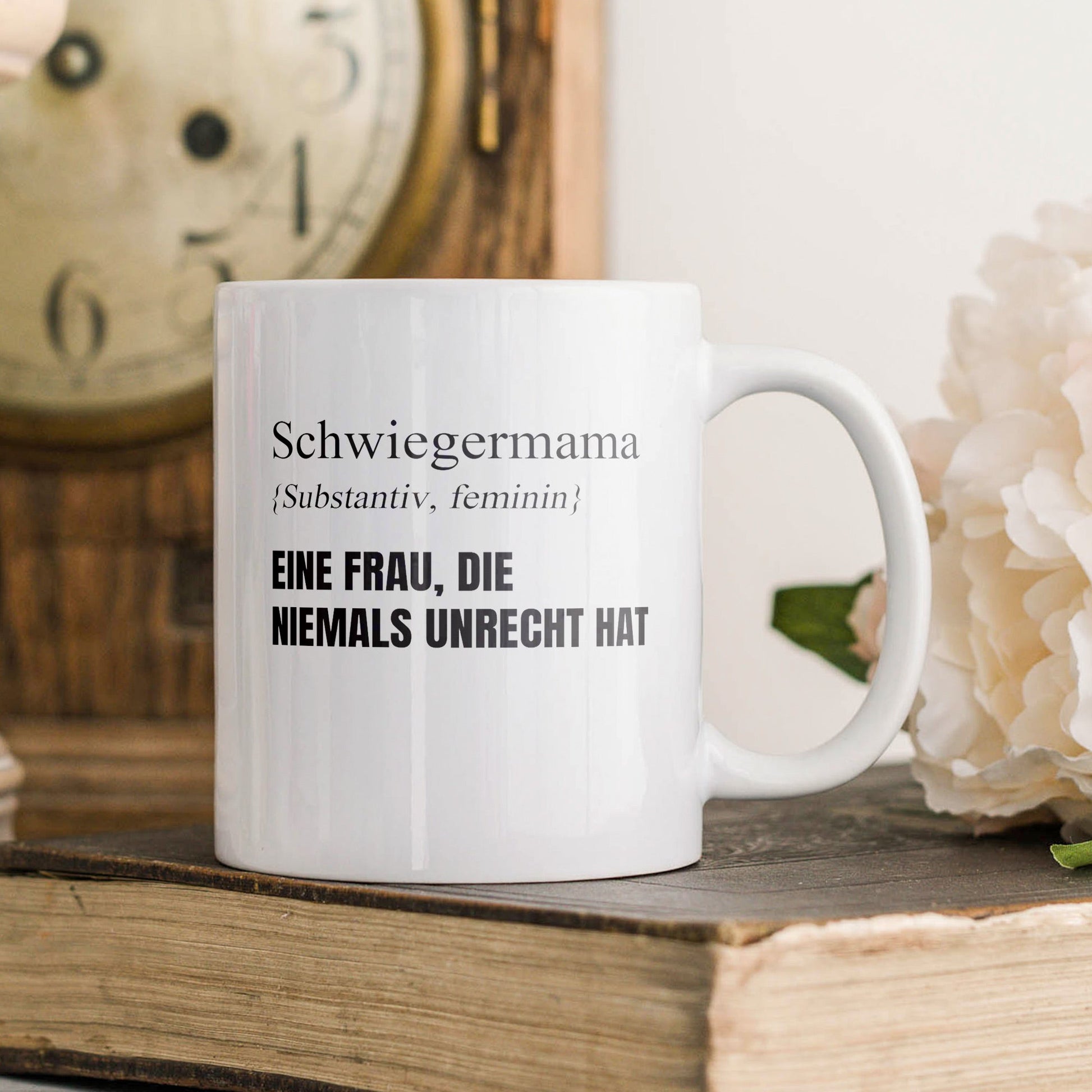 22Feels® Schwiegermutter Geschenk - Tasse mit Spruch: Definition - Eine Frau, die niemals unrecht hat (Weiss, 320ml)-Weisse Tasse 320ml-22Feels