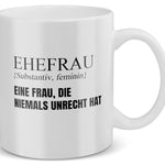 22Feels® Ehefrau Geschenk zum Hochzeitstag, Valentinstag etc. - Tasse mit Spruch: Definition - Eine Frau, die niemals unrecht hat (Weiss, 320ml)-Weisse Tasse 320ml-22Feels