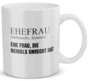 22Feels® Ehefrau Geschenk zum Hochzeitstag, Valentinstag etc. - Tasse mit Spruch: Definition - Eine Frau, die niemals unrecht hat (Weiss, 320ml)-Weisse Tasse 320ml-22Feels