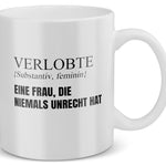 22Feels® Verlobte Geschenk - Tasse mit Spruch: Definition - Eine Frau, die niemals unrecht hat (Weiss, 320ml)-Weisse Tasse 320ml-22Feels