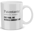 22Feels® Patentante Geschenk - Tasse mit Spruch: Definition - Eine Frau, die niemals unrecht hat (Weiss, 320ml)-Weisse Tasse 320ml-22Feels