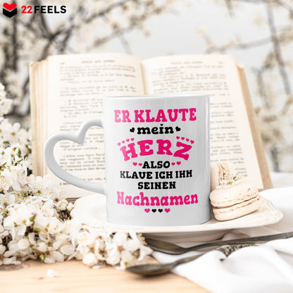 22Feels® Verlobte Geschenk - Tasse mit Spruch: Er klaute mein Herz (Herzhenkel, Weiss, 320ml)-Tasse Weiss Herzhenkel 320ml-22Feels