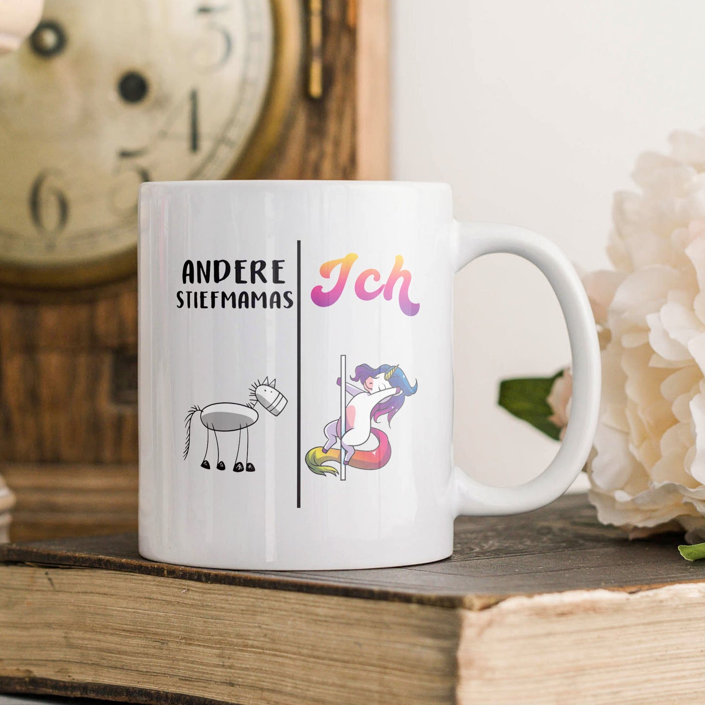 22Feels® Geschenk für Stiefmamas - Tasse mit Spruch: Andere Stiefmamas Ich (Einhorn) (Weiss, 320ml)-Weisse Tasse 320ml-22Feels