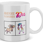 22Feels® Geschenk für Cousine - Tasse mit Spruch: Andere Cousinen Du (Einhorn) (Weiss, 320ml)-Weisse Tasse 320ml-22Feels