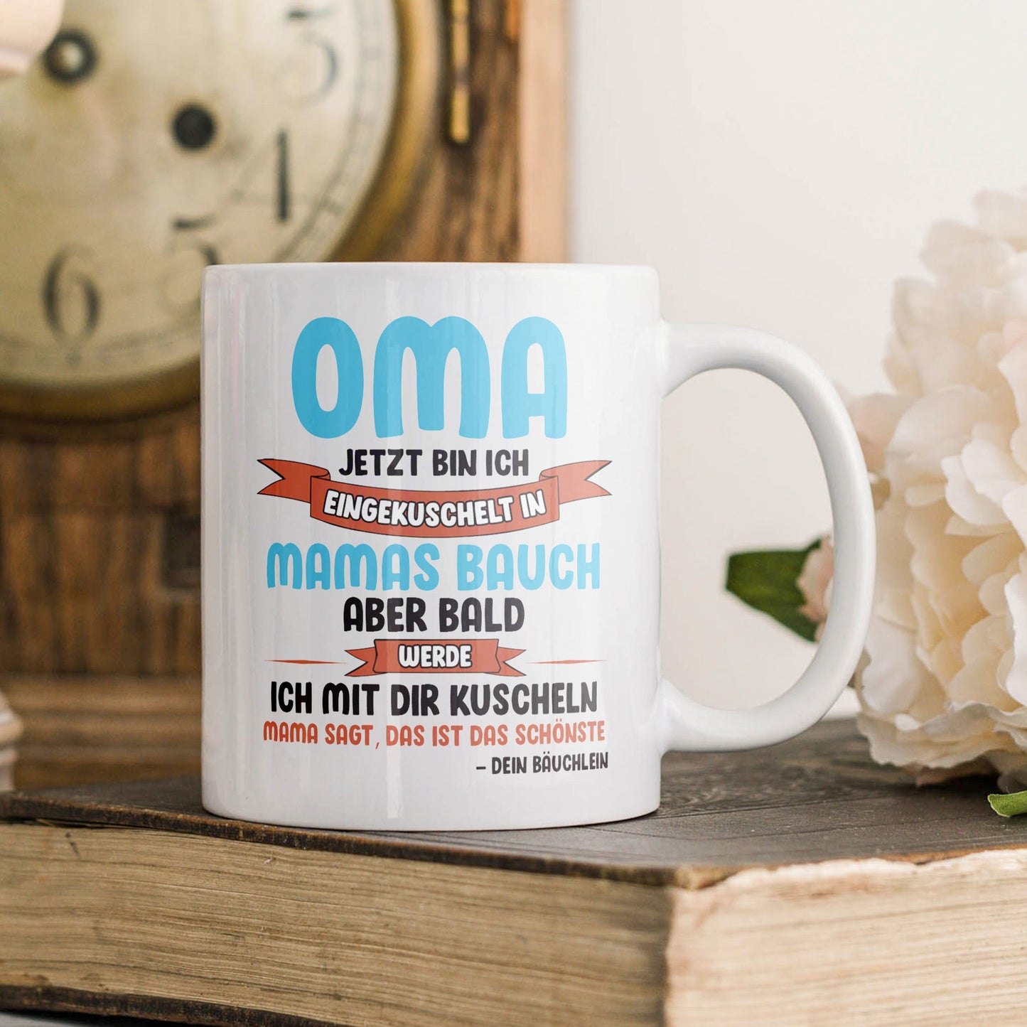 22Feels® Geschenk für werdende Grossmütter - Du Wirst Oma Tasse mit Spruch: Jetzt bin ich eingekuschelt (Weiss, 320ml)-Weisse Tasse 320ml-22Feels