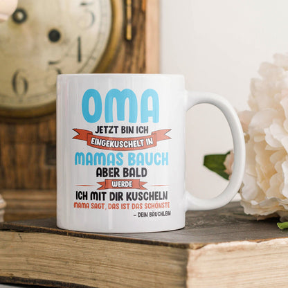 22Feels® Geschenk für werdende Grossmütter - Du Wirst Oma Tasse mit Spruch: Jetzt bin ich eingekuschelt (Weiss, 320ml)-Weisse Tasse 320ml-22Feels