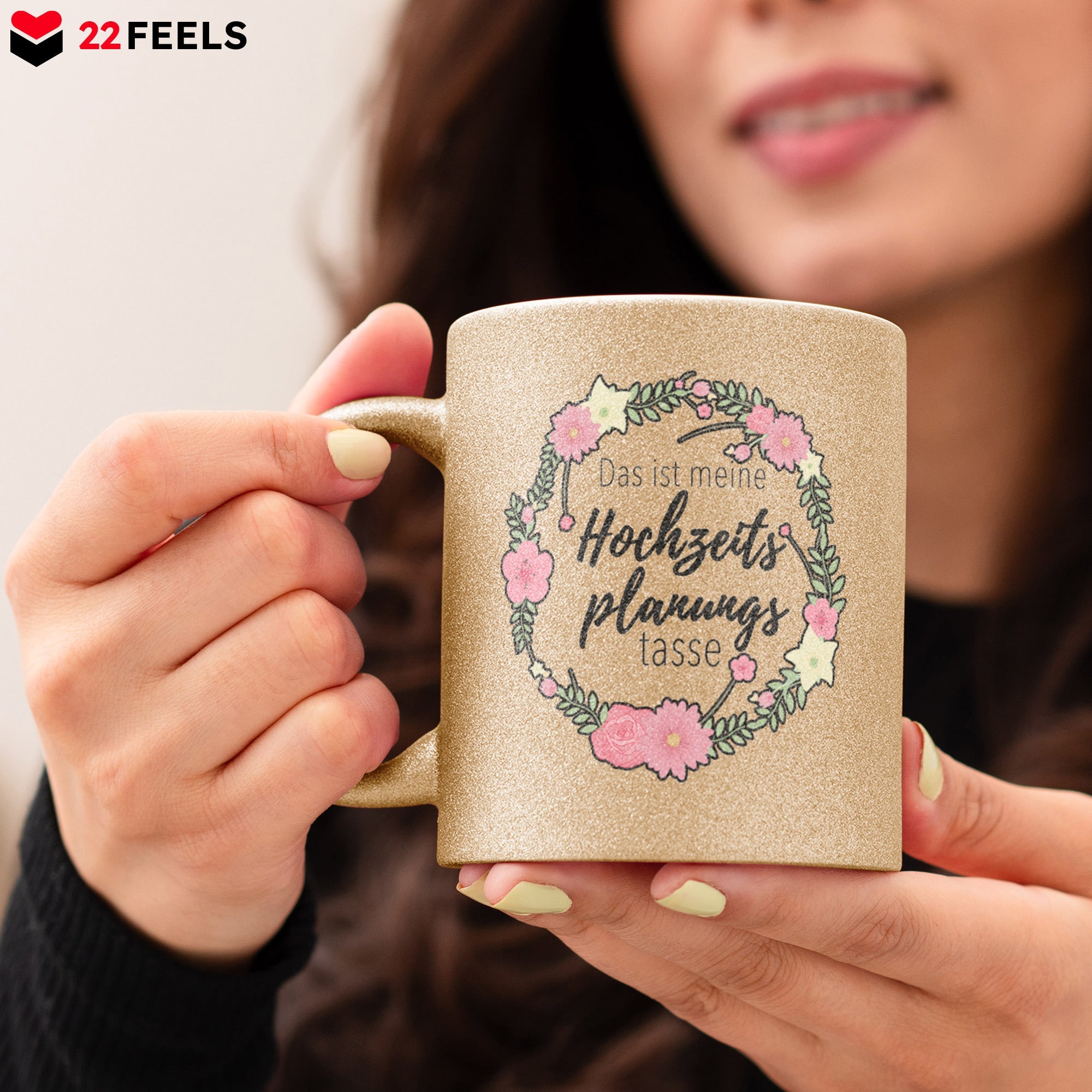 22Feels® Geschenk zur Verlobung - Glitzertasse mit Spruch (Gold, 320ml)-Glitzertasse Gold 320ml-22Feels