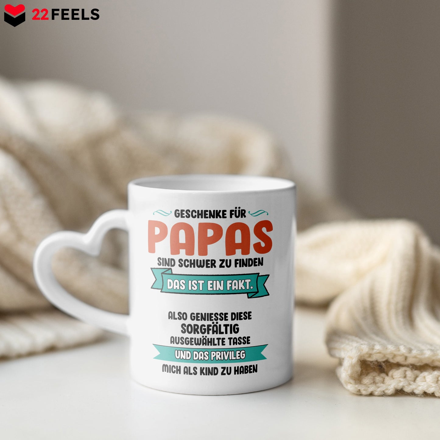 22Feels® Geschenk für Papas - Tasse mit Spruch: Schwer zu finden (Herzhenkel, Weiss, 320ml)-Tasse Weiss Herzhenkel 320ml-22Feels