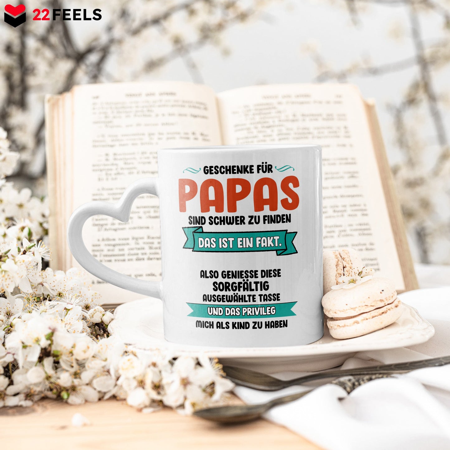 22Feels® Geschenk für Papas - Tasse mit Spruch: Schwer zu finden (Herzhenkel, Weiss, 320ml)-Tasse Weiss Herzhenkel 320ml-22Feels