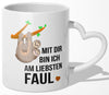 22Feels® Paar Geschenk zum Jahrestag, Hochzeitstag, Valentinstag etc. - Tasse mit Spruch: Mit dir bin ich am liebsten faul (Herzhenkel, Weiss, 320ml)-Tasse Weiss Herzhenkel 320ml-22Feels
