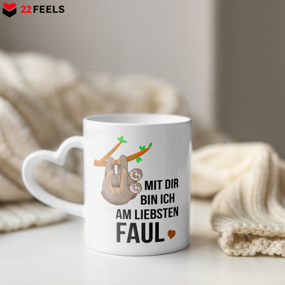 22Feels® Paar Geschenk zum Jahrestag, Hochzeitstag, Valentinstag etc. - Tasse mit Spruch: Mit dir bin ich am liebsten faul (Herzhenkel, Weiss, 320ml)-Tasse Weiss Herzhenkel 320ml-22Feels