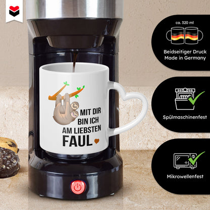 22Feels® Paar Geschenk zum Jahrestag, Hochzeitstag, Valentinstag etc. - Tasse mit Spruch: Mit dir bin ich am liebsten faul (Herzhenkel, Weiss, 320ml)-Tasse Weiss Herzhenkel 320ml-22Feels