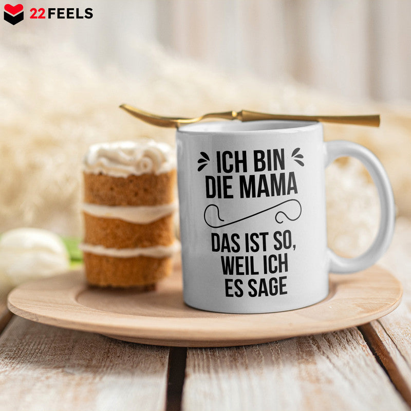 22Feels® Geschenk für Mütter - Tasse mit Spruch: Ich Bin Die Mama, Das Ist So, Weil Ich Es Sage (Weiss, 320ml)-Weisse Tasse 320ml-22Feels