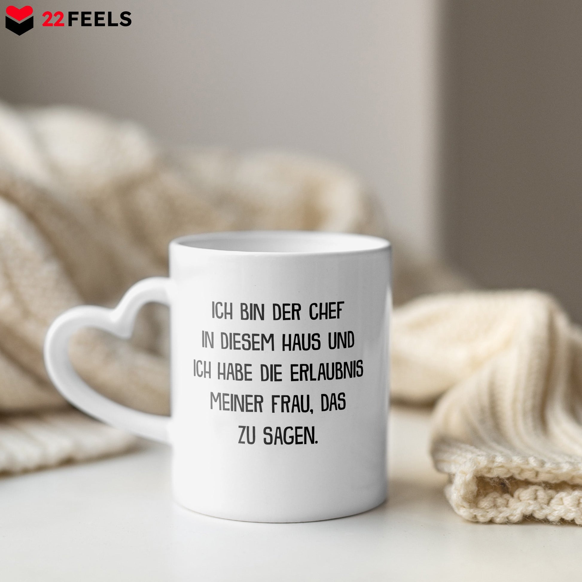 22Feels® Ehemann Geschenk zum Hochzeitstag, Valentinstag etc. - Tasse mit Spruch: Ich bin der Chef (Herzhenkel, Weiss, 320ml)-Tasse Weiss Herzhenkel 320ml-22Feels