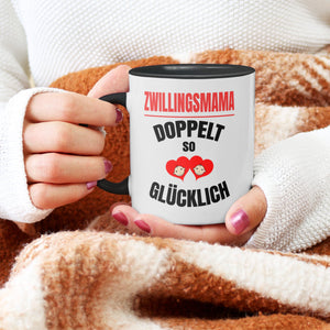 22Feels® Geschenk für Zwillingsmütter - Tasse mit Spruch: Doppelt So Glücklich (Weiss-Schwarz, 320ml)-TwoTone Tasse Weiss-Schwarz 320ml-22Feels