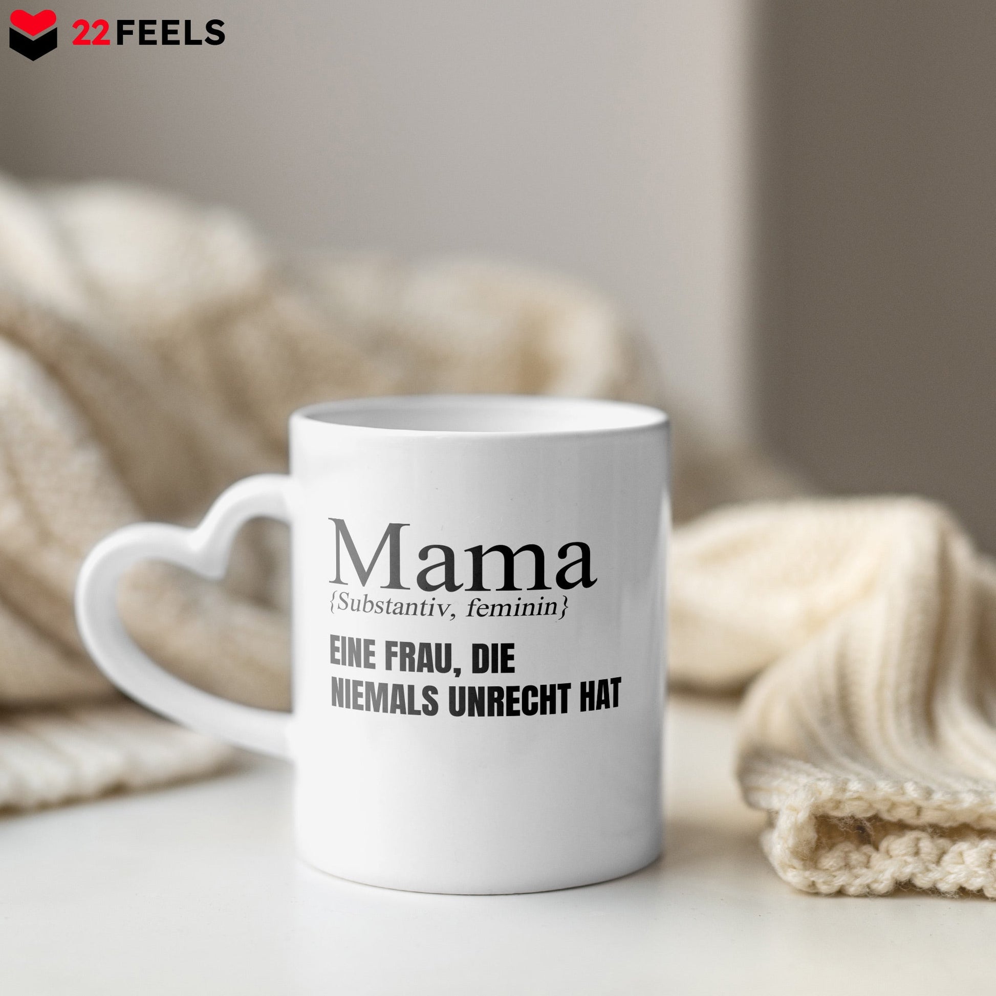 22Feels® Geschenk für Mamas - Tasse mit Spruch: Definition - Eine Frau, die niemals unrecht hat (Herzhenkel, Weiss, 320ml)-Tasse Weiss Herzhenkel 320ml-22Feels