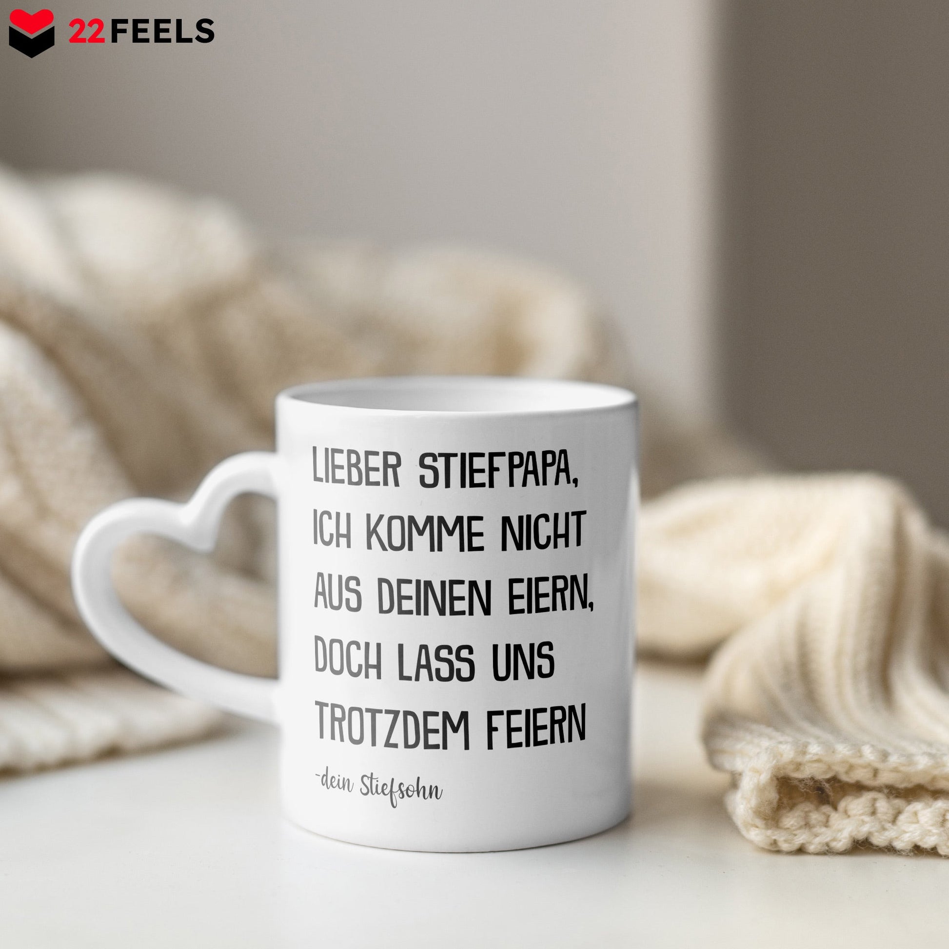 22Feels® Stiefvater Geschenk von Stiefsohn - Tasse mit Spruch: Lass uns feiern (Herzhenkel, Weiss, 320ml)-Tasse Weiss Herzhenkel 320ml-22Feels
