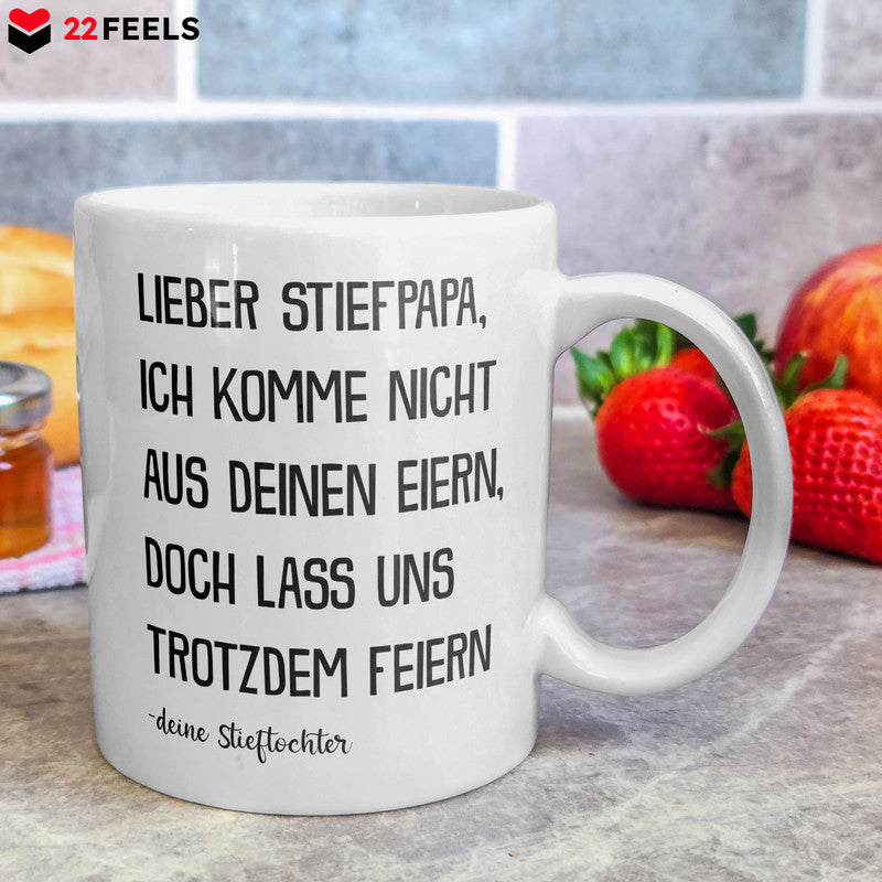 22Feels® Geschenk für Stiefvater von Stieftochter - Tasse mit Spruch: Lass Uns Trotzdem Feiern (Weiss, 320ml)-Weisse Tasse 320ml-22Feels