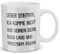 22Feels® Geschenk für Stiefpapas - Tasse mit Spruch: Lass Uns Trotzdem Feiern (Weiss, 320ml)-Weisse Tasse 320ml-22Feels