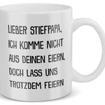 22Feels® Geschenk für Stiefpapas - Tasse mit Spruch: Lass Uns Trotzdem Feiern (Weiss, 320ml)-Weisse Tasse 320ml-22Feels