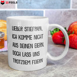 22Feels® Geschenk für Stiefpapas - Tasse mit Spruch: Lass Uns Trotzdem Feiern (Weiss, 320ml)-Weisse Tasse 320ml-22Feels