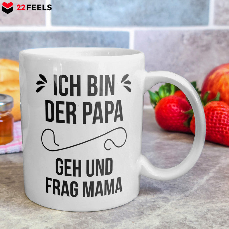 22Feels® Geschenk für Väter - Tasse mit Spruch: Ich Bin Der Papa, Geh Und Frag Mama (Weiss, 320ml)-Weisse Tasse 320ml-22Feels