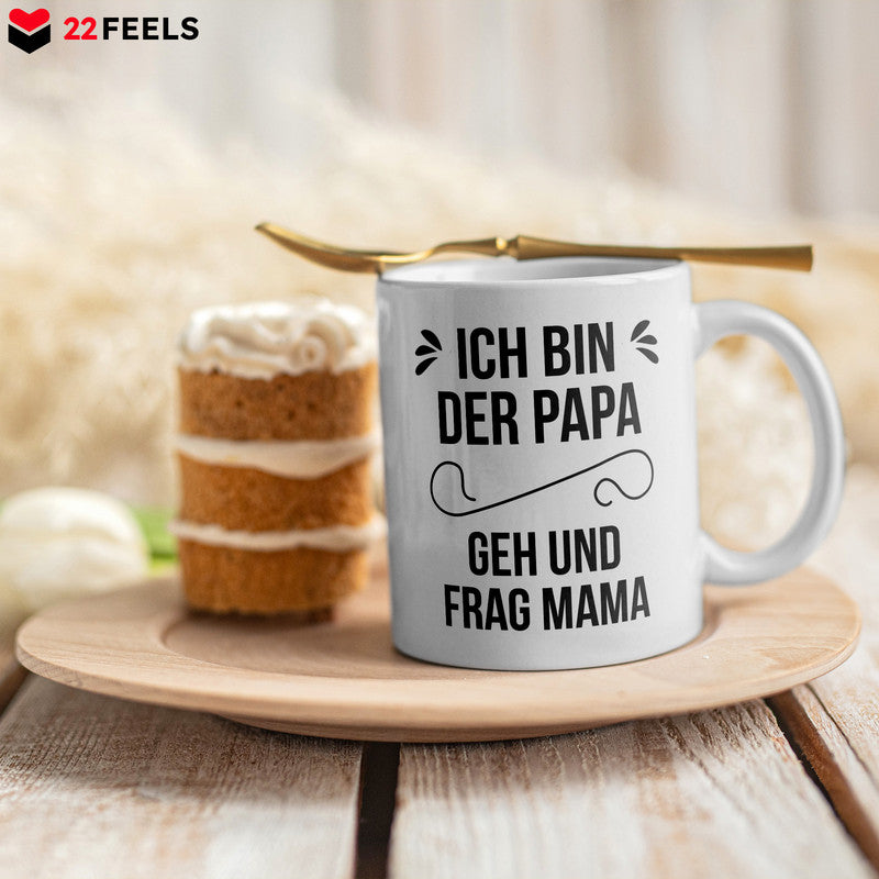 22Feels® Geschenk für Väter - Tasse mit Spruch: Ich Bin Der Papa, Geh Und Frag Mama (Weiss, 320ml)-Weisse Tasse 320ml-22Feels