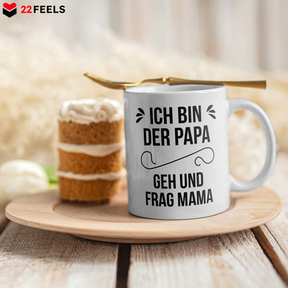 22Feels® Geschenk für Väter - Tasse mit Spruch: Ich Bin Der Papa, Geh Und Frag Mama (Weiss, 320ml)-Weisse Tasse 320ml-22Feels