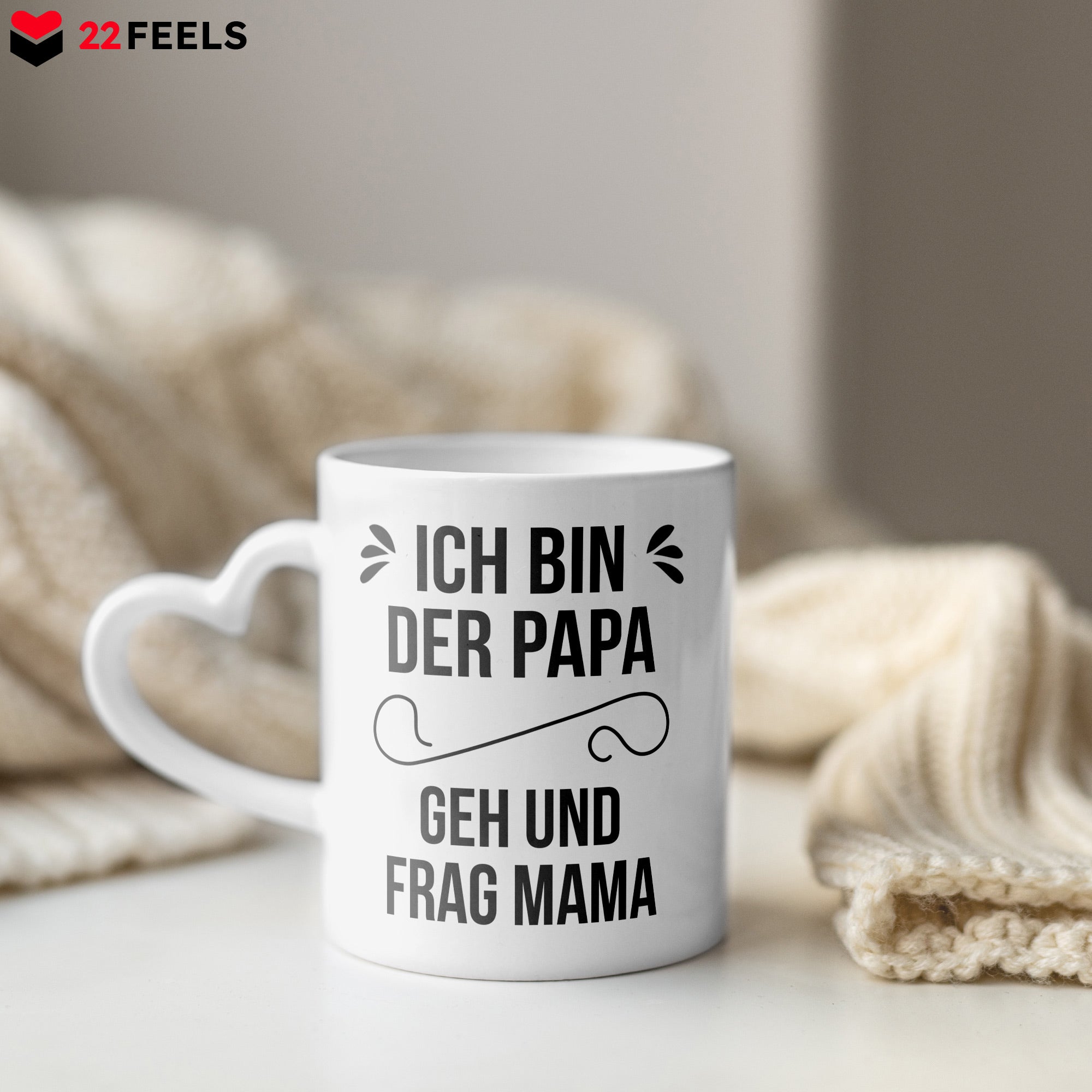 22Feels® Geschenk für Papas - Tasse mit Spruch: Geh und frag Mama (Herzhenkel, Weiss, 320ml)-Tasse Weiss Herzhenkel 320ml-22Feels