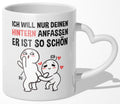 22Feels® Paar Geschenk zum Jahrestag, Hochzeitstag, Valentinstag etc. - Tasse mit Spruch: Ich will nur deinen Hintern anfassen, er ist so schön (Herzhenkel, Weiss, 320ml)-Tasse Weiss Herzhenkel 320ml-22Feels