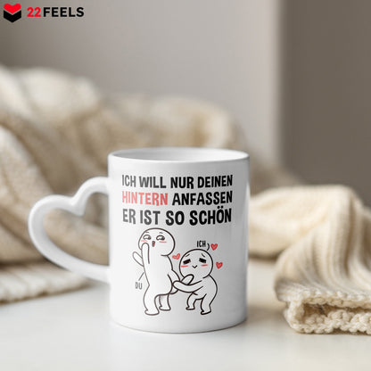 22Feels® Paar Geschenk zum Jahrestag, Hochzeitstag, Valentinstag etc. - Tasse mit Spruch: Ich will nur deinen Hintern anfassen, er ist so schön (Herzhenkel, Weiss, 320ml)-Tasse Weiss Herzhenkel 320ml-22Feels