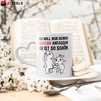 22Feels® Paar Geschenk zum Jahrestag, Hochzeitstag, Valentinstag etc. - Tasse mit Spruch: Ich will nur deinen Hintern anfassen, er ist so schön (Herzhenkel, Weiss, 320ml)-Tasse Weiss Herzhenkel 320ml-22Feels