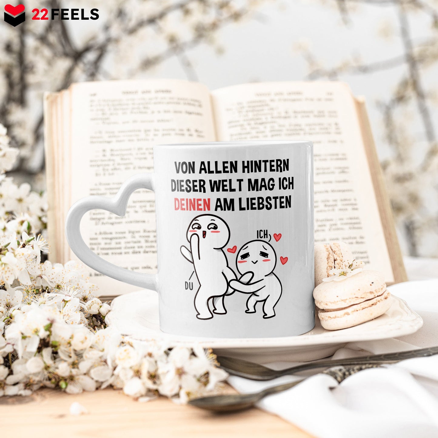 22Feels® Paar Geschenk zum Jahrestag, Hochzeitstag, Valentinstag etc. - Tasse mit Spruch: Von allen Hintern dieser Welt (Herzhenkel, Weiss, 320ml)-Tasse Weiss Herzhenkel 320ml-22Feels