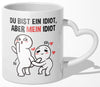 22Feels® Paar Geschenk zum Jahrestag, Hochzeitstag, Valentinstag etc. - Tasse mit Spruch: Du bist ein Idiot (Herzhenkel, Weiss, 320ml)-Tasse Weiss Herzhenkel 320ml-22Feels