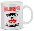 22Feels® Geschenk für Zwillingsväter - Tasse mit Spruch: Doppelt So Glücklich (Weiss, 320ml)-Weisse Tasse 320ml-22Feels