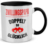 22Feels® Geschenk für Zwillingsväter - Tasse mit Spruch: Doppelt So Glücklich (Weiss-Schwarz, 320ml)-TwoTone Tasse Weiss-Schwarz 320ml-22Feels
