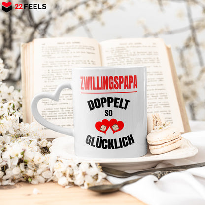 22Feels® Geschenk für Zwillingsväter - Tasse mit Spruch: Doppelt So Glücklich (Herzhenkel, Weiss, 320ml)-Tasse Weiss Herzhenkel 320ml-22Feels