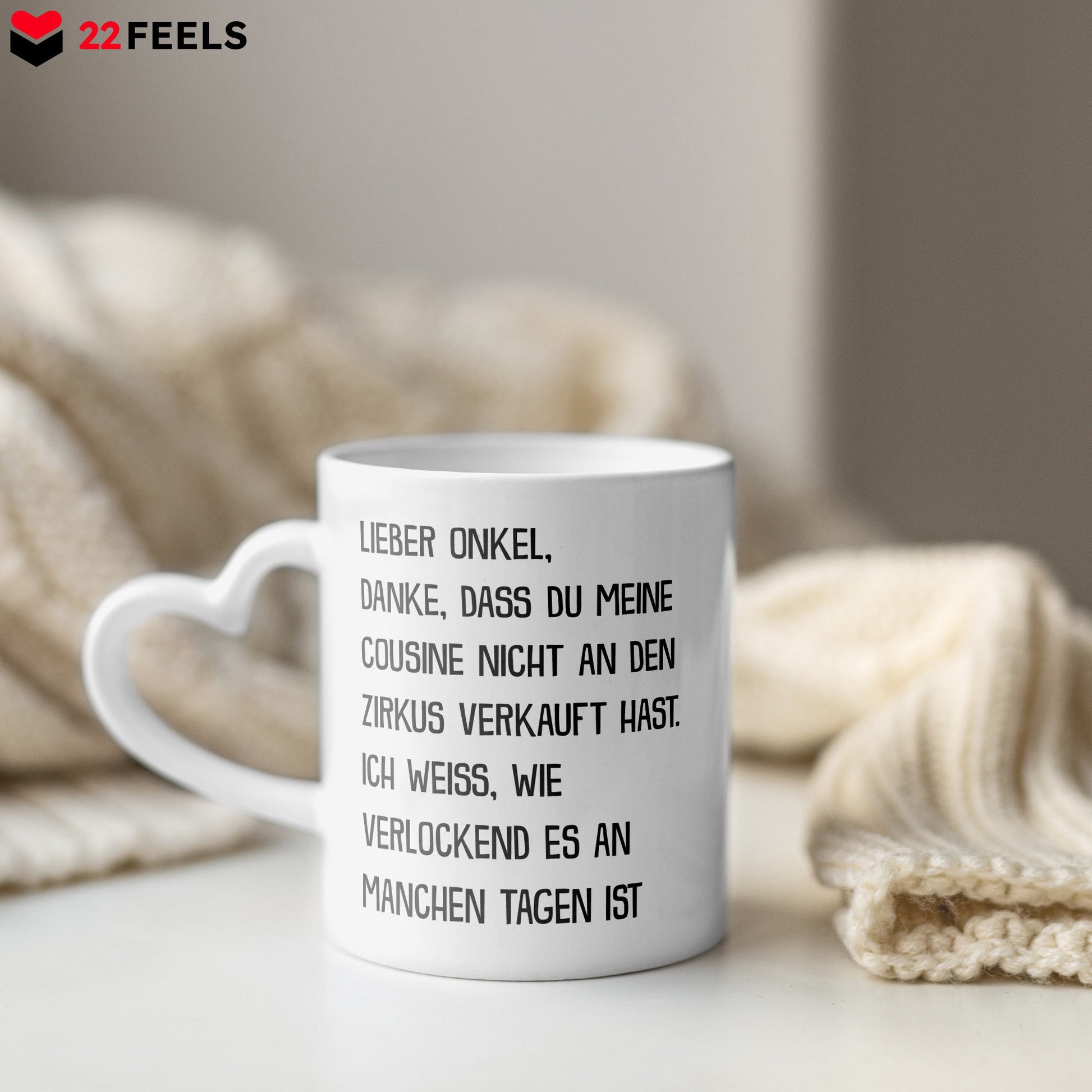 22Feels® Onkel Geschenk - Tasse mit Spruch: Zirkus 'Cousine' (Herzhenkel, Weiss, 320ml)-Tasse Weiss Herzhenkel 320ml-22Feels