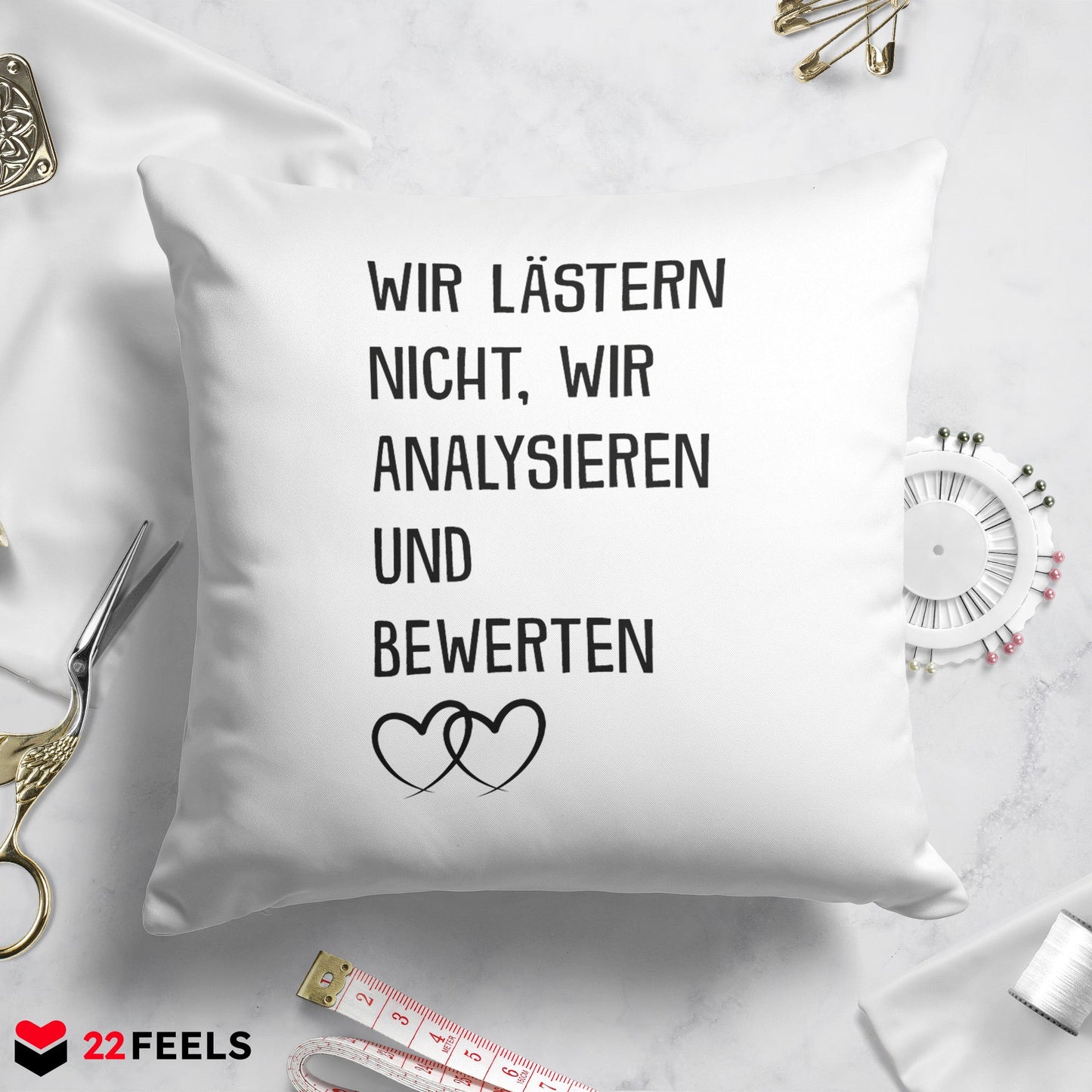 22Feels® Beste Freundin Geschenk - Kissen mit Spruch: Wir lästern nicht (Weiss 40x40cm)-Kissen Weiss 40x40-22Feels