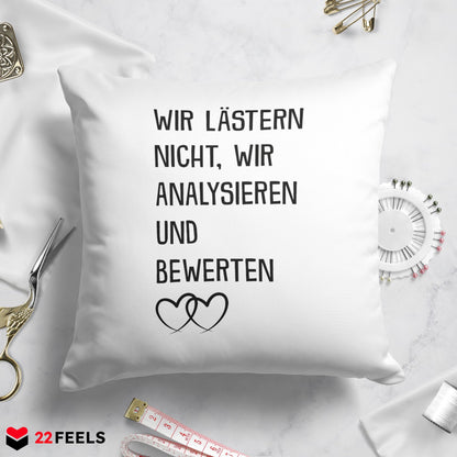22Feels® Beste Freundin Geschenk - Kissen mit Spruch: Wir lästern nicht (Weiss 40x40cm)-Kissen Weiss 40x40-22Feels