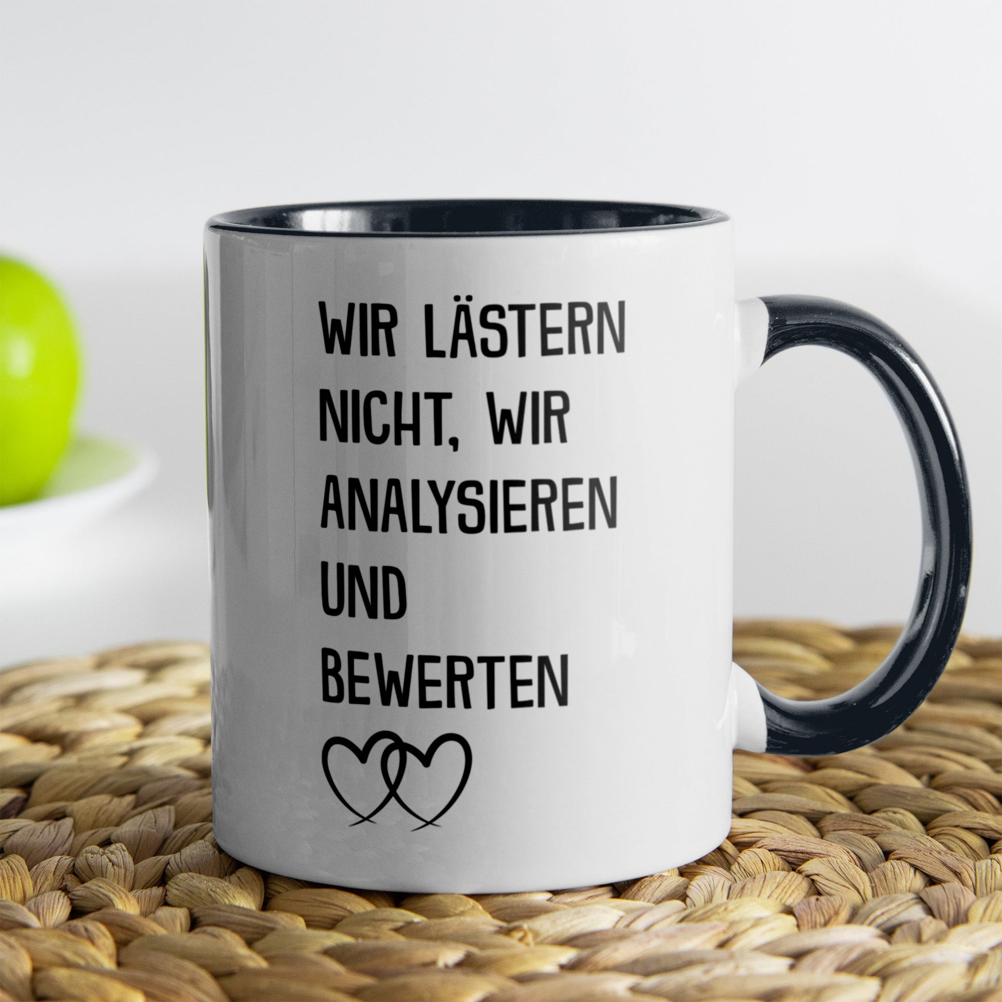 22Feels® Beste Freundin Geschenk - Tasse mit Spruch: Wir lästern nicht (Weiss-Schwarz, 320ml)-TwoTone Tasse Weiss-Schwarz 320ml-22Feels