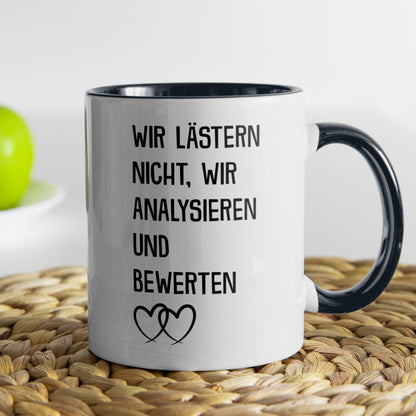 22Feels® Beste Freundin Geschenk - Tasse mit Spruch: Wir lästern nicht (Weiss-Schwarz, 320ml)-TwoTone Tasse Weiss-Schwarz 320ml-22Feels